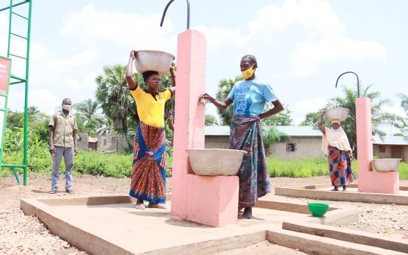 Puits terminé - villageois utilisant l'eau